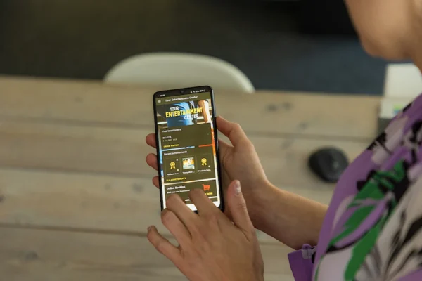 How to Keep Guests Engaged While They Wait – 5 Proven Guest Engagement Strategies for Entertainment Centers