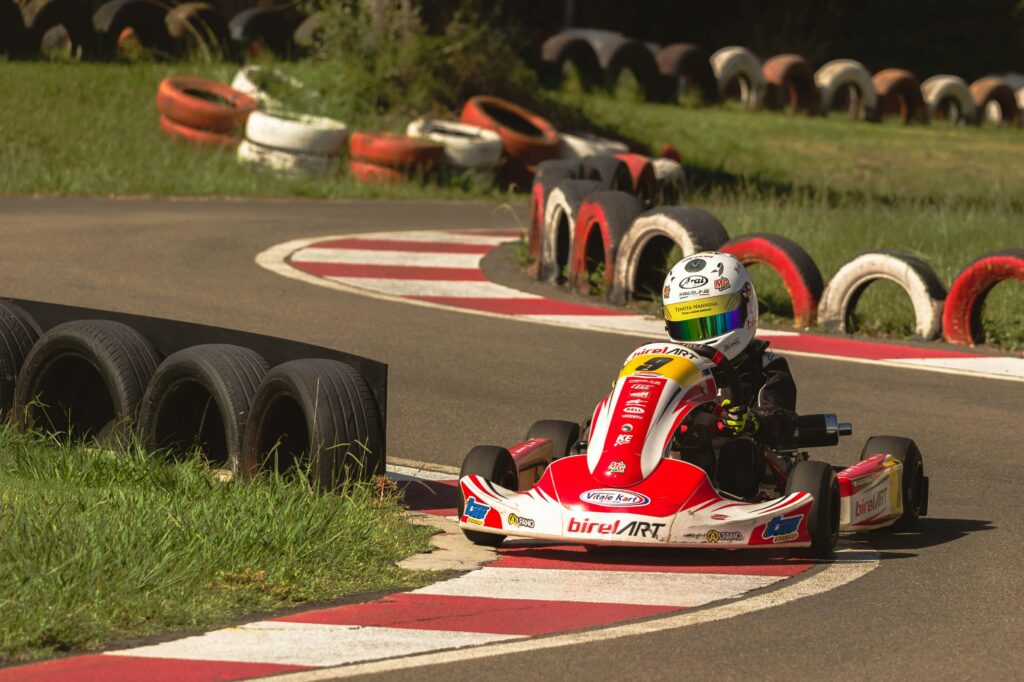 Negocio de karting al aire libre: karts en un circuito de carreras al aire libre